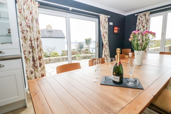 Cottage | Private kitchen | Dishwasher, cookware/dishes/utensils