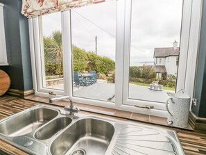 Cottage | Privékeuken | Een vaatwasser, kookgerei, borden en bestek