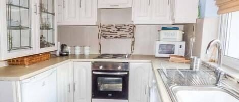 Cottage | Private kitchen | Fridge, microwave, stovetop, cookware/dishes/utensils