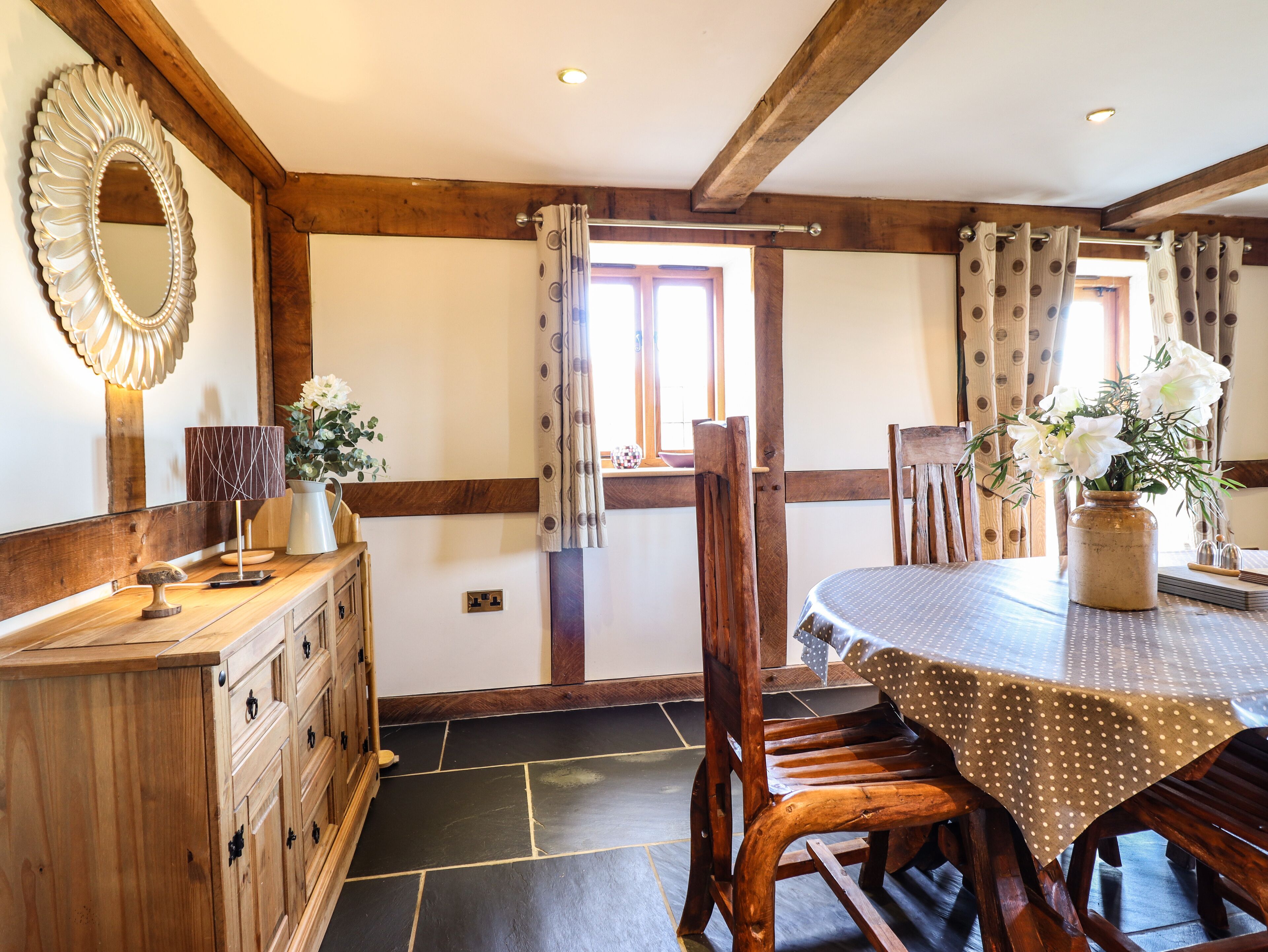 المنشأة من الداخل