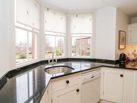 Cottage | Private kitchen | Fridge, microwave, stovetop, dishwasher