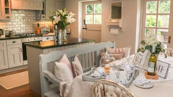 Cottage | Private kitchen | Dishwasher, cookware/dishes/utensils