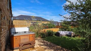 Cottage | Outdoor spa tub