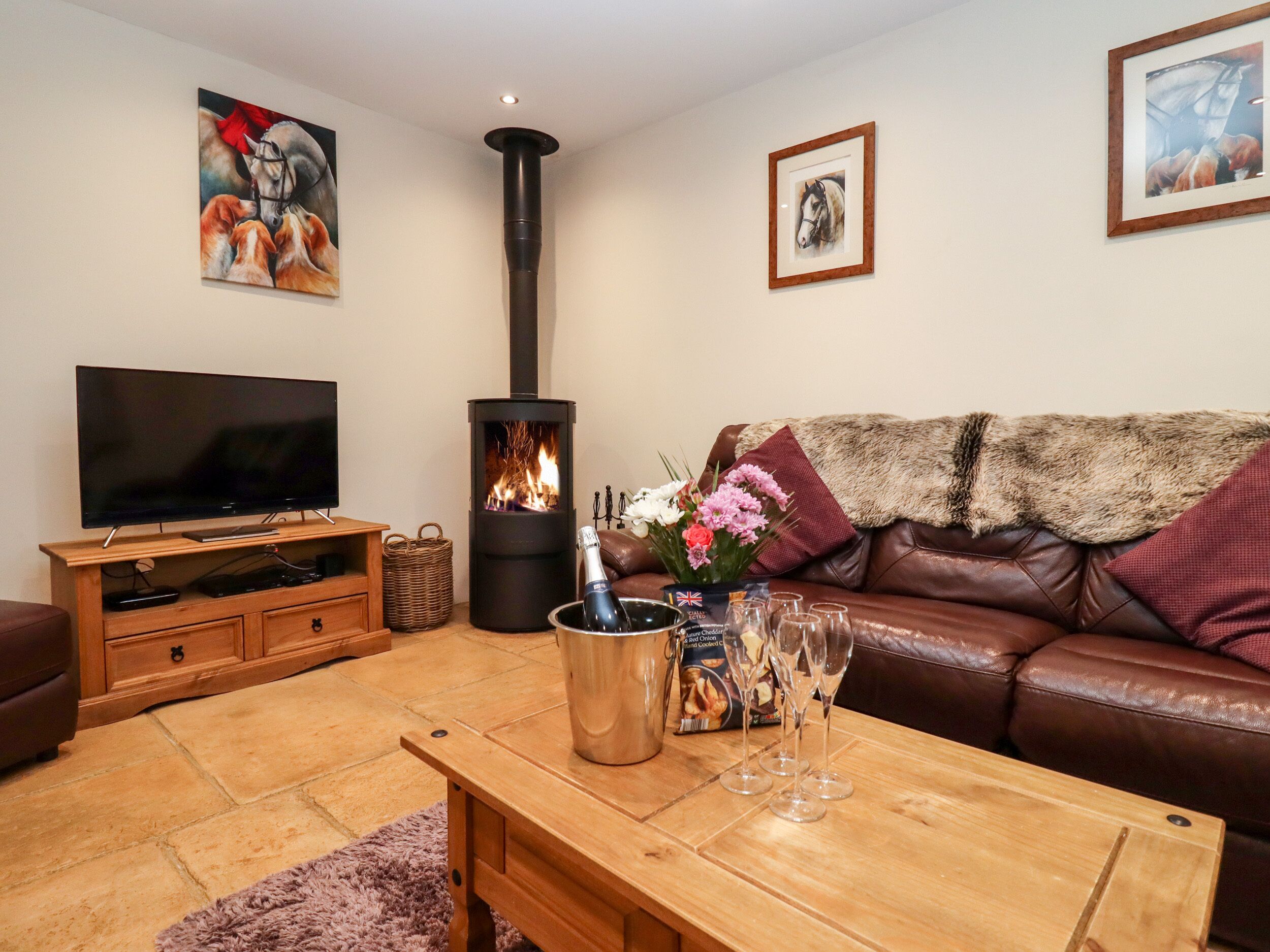 Stuga | Vardagsrum | Tv, eldstad och dvd-spelare