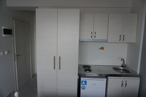 Fridge, stovetop, cookware/dishes/utensils - Azzurro Mare (Katerini)