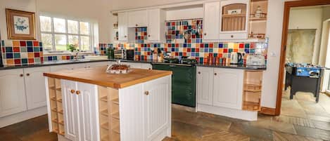 Cottage | Private kitchen | Microwave, stovetop, dishwasher, electric kettle