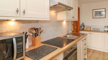 Småhus | Eget kjøkken | Kjøleskap, oppvaskmaskin og kjøkkenutstyr