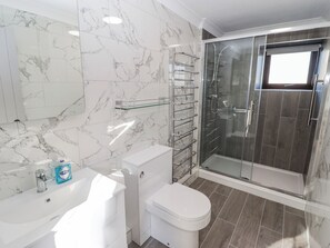 Cottage | Phòng tắm | Buồng tắm vòi sen, máy sấy tóc 