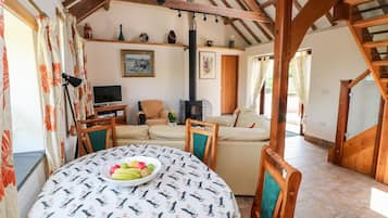 Cottage | Living room | TV, fireplace, DVD player