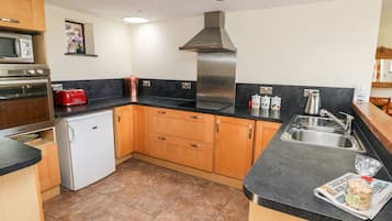 Cottage | Private kitchen | Fridge, microwave, stovetop, dishwasher