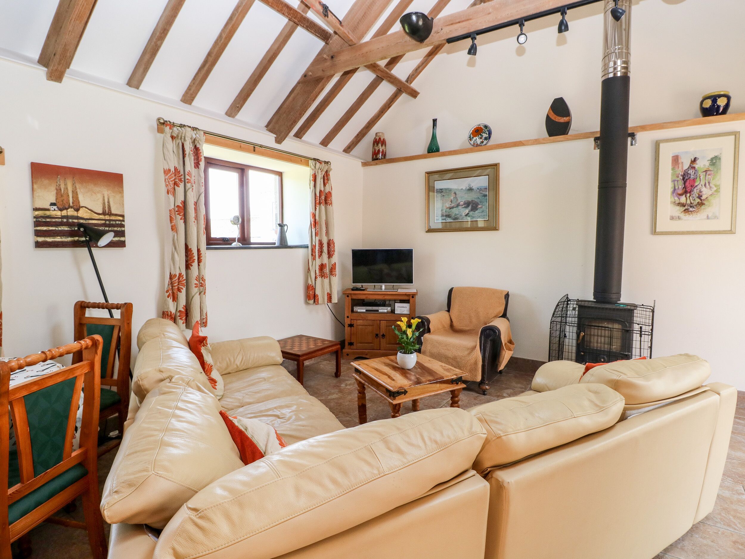 Cottage | Living room | TV, fireplace, DVD player