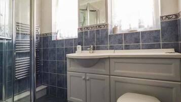 Cottage | Bathroom | Shower