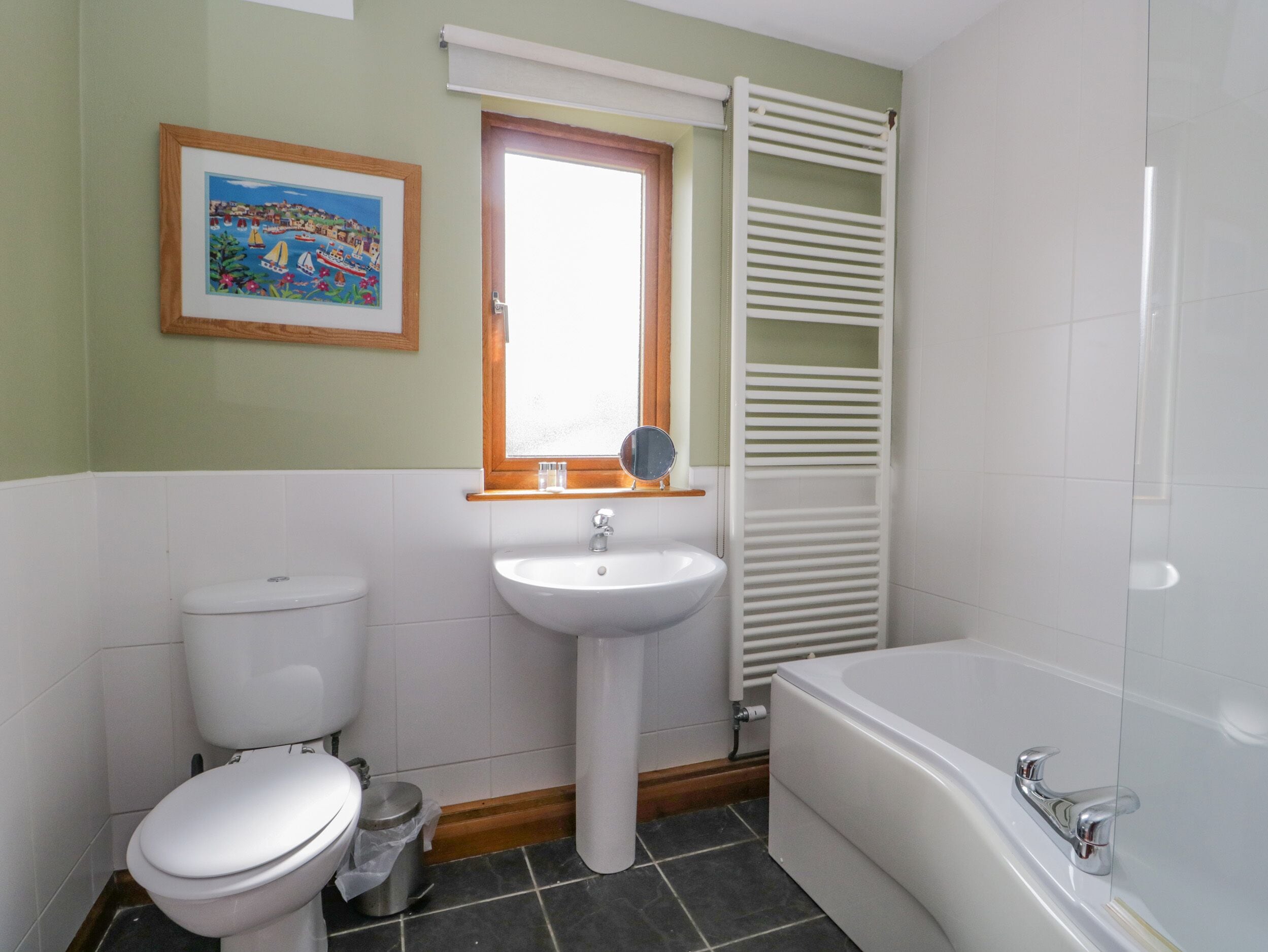 Un baño con inodoro, lavamanos y bañera.