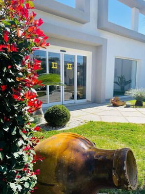 Vista frontal de la propiedad