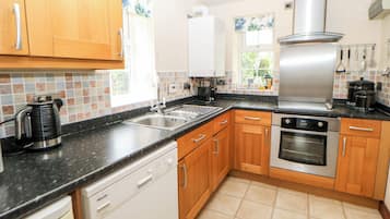 Cottage | Private kitchen | Fridge, dishwasher, highchair, cookware/dishes/utensils