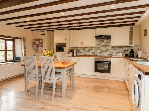 Cottage | Private kitchen - Owl's Nest (South Molton)