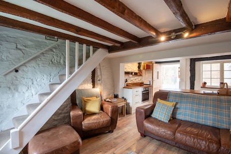 Cottage | Living area | TV