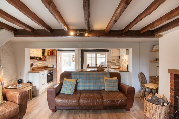 Cottage | Living room | TV - Woodbine Cottage (Market Rasen)