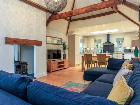 Cottage | Living room | TV, fireplace