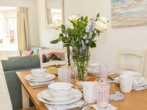 Cottage | Private kitchen | Oven, stovetop, dishwasher, cookware/dishes/utensils