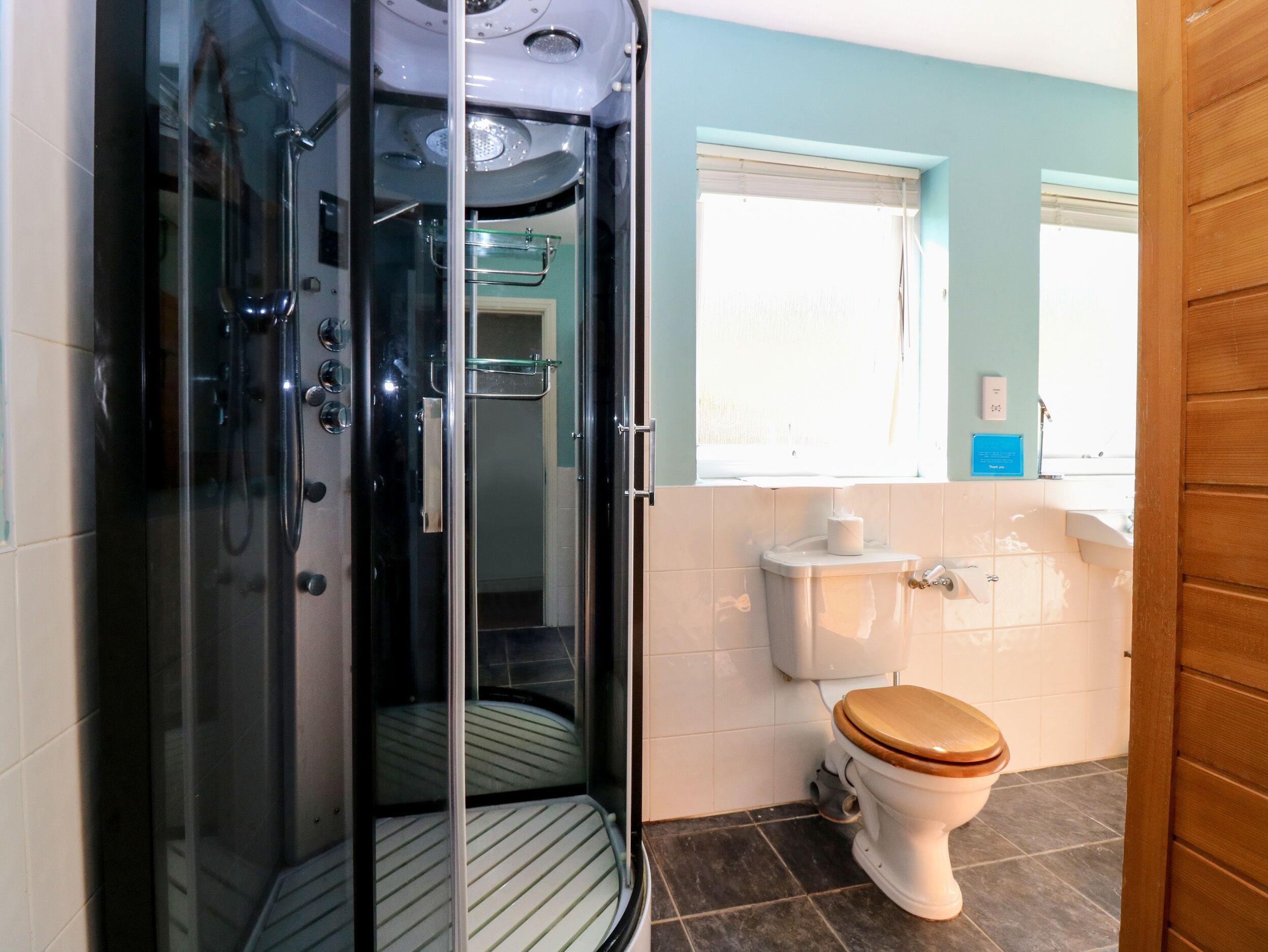 Cottage | Bathroom | Shower, hair dryer