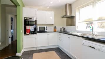 Cottage | Private kitchen | Dishwasher, high chair, cookware/dishes/utensils