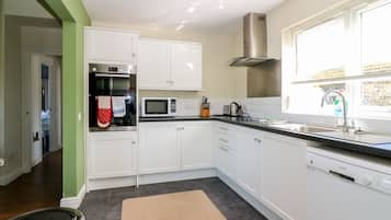 Cottage | Private kitchen | Dishwasher, highchair, cookware/dishes/utensils