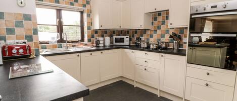 Casa de campo | Cocina privada | Refrigerador, microondas, parrilla de estufa y lavavajillas