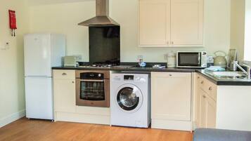 Cottage | Private kitchen | Microwave, stovetop, dishwasher, electric kettle