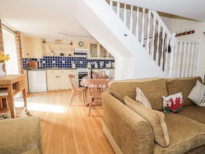 Cottage | Woonkamer | Een televisie en een dvd-speler
