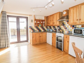 Cottage | Private kitchen | Fridge, microwave, stovetop, dishwasher - Ash Cottage (Llandysul)
