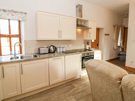 Casa de campo | Cocina privada | Lavavajillas, trona infantil y utensilios de cocina