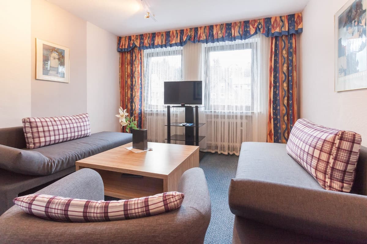Suite familiare, 2 camere da letto, vista città | Area soggiorno | Tablet