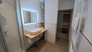 Suíte júnior, vista para a cidade | Banheiro | Chuveiro, produtos de toalete grátis, secador de cabelo 