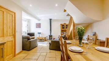 Cottage | Private kitchen | Fridge, microwave, stovetop, cookware/dishes/utensils