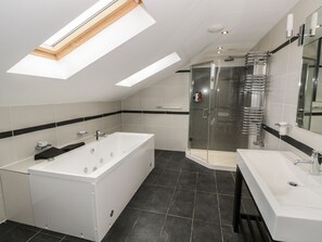 Cottage | Bathroom | Shower, hair dryer, bidet - Hillside Farm (Kirkby Stephen)