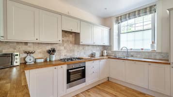 Cottage | Private kitchen | Dishwasher, highchair, cookware/dishes/utensils