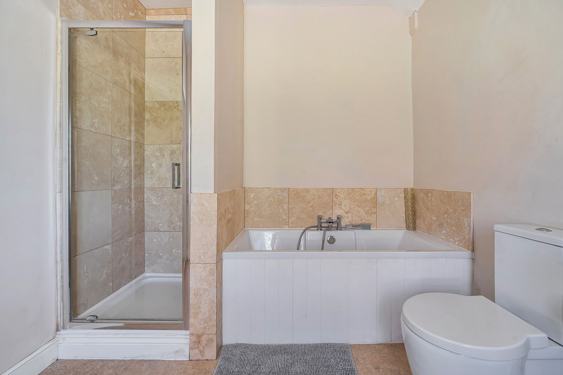 Un baño con ducha, lavamanos e inodoro.