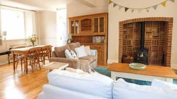Cottage | Living room | Fireplace, DVD player