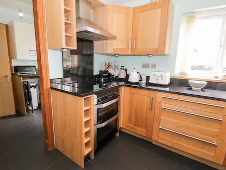 Cottage | Private kitchen | Fridge, microwave, stovetop, dishwasher