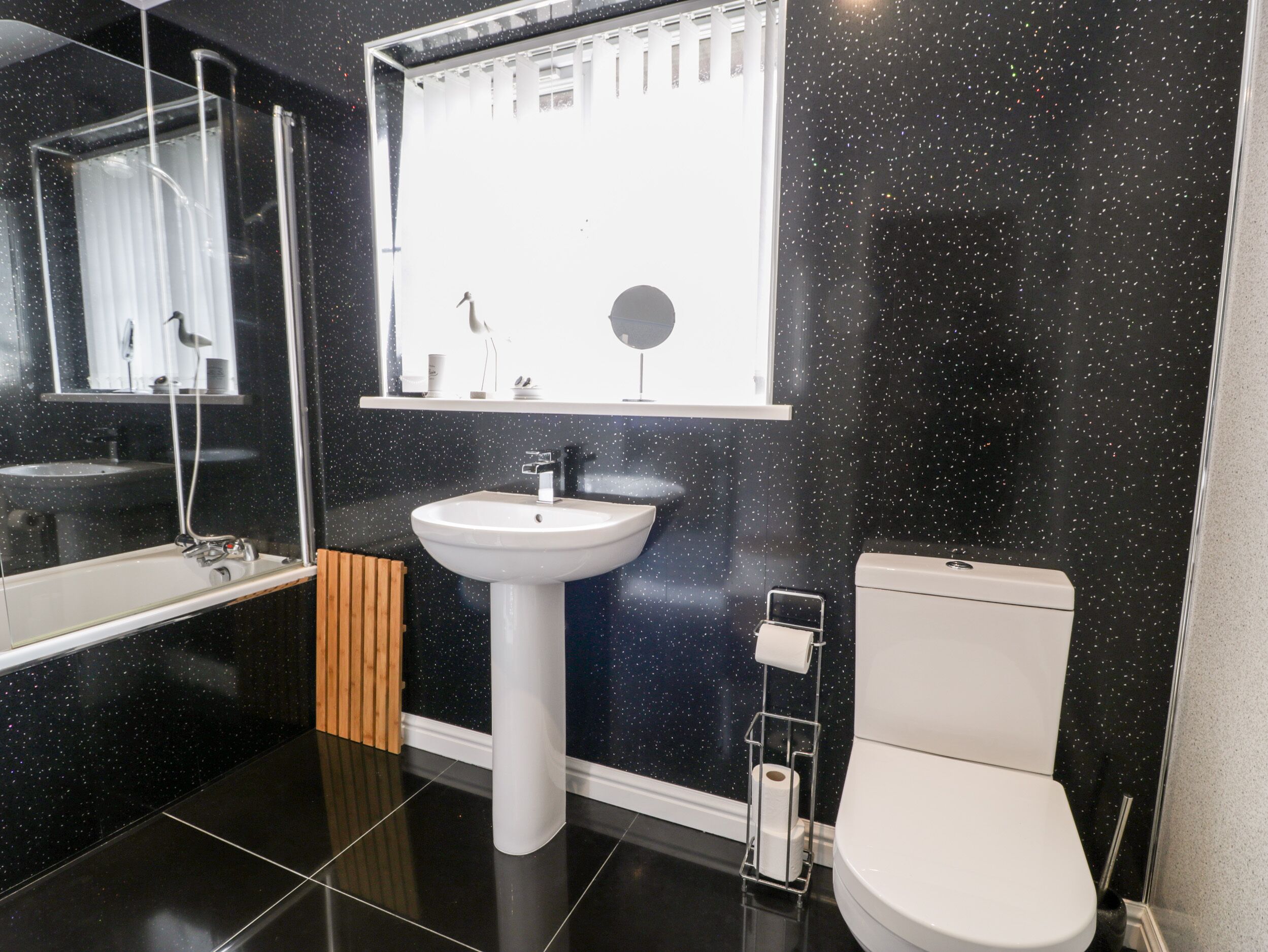 Cottage | Bathroom | Shower, hair dryer