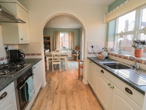 Cottage | Cuisine privée | Réfrigérateur, micro-ondes, plaque de cuisson, lave-vaisselle