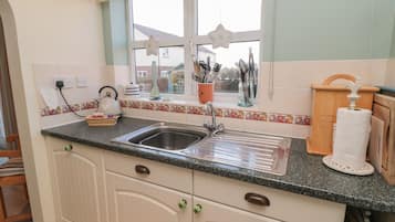Cottage | Private kitchen | Fridge, microwave, stovetop, dishwasher