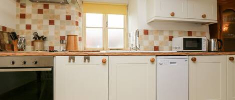 Cottage | Private kitchen | Fridge, microwave, stovetop, dishwasher