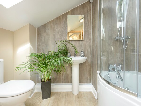 Cottage | Bathroom | Shower
