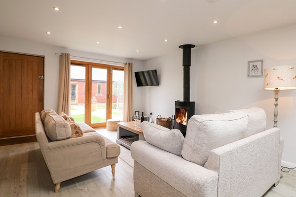 Cottage | Living area | Fireplace, DVD player