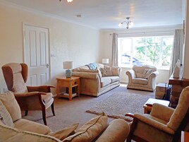 Cottage | Living room | DVD player, table tennis