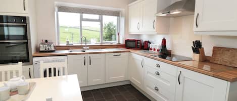 Cottage | Private kitchen | Dishwasher, electric kettle, toaster, highchair