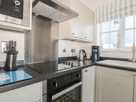 Lavavajillas, silla alta para bebés, utensilios de cocina