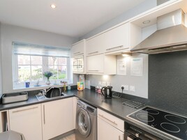 Lavavajillas, silla alta para bebés, utensilios de cocina